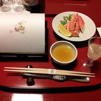 料理旅館 金沢茶屋 - 夕食：先付け（前菜盛りと蟹と柚子酒）