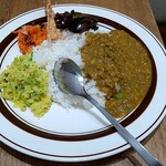 Karapincha - 今週のライス&カレー(ムング豆のカレー、茄子のマスタード煮、豆の揚げせんべい、ニンジンの和え物、キャベツのさっと炒め)