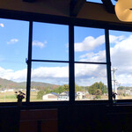 Hana - 窓からの山の風景