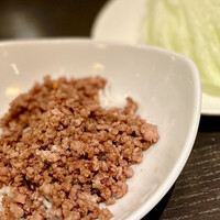 廣東料理 民生 ヒルトンプラザウエスト店 - ②名物のミンチのレタス包み
                    濃くのある奈良県産大和ポークのミンチ