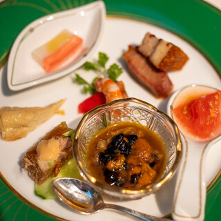 中国飯店 - 料理写真:2021.11 前菜の盛り合わせ、上海蟹の紹興酒漬け カクテル風
