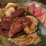 炭焼肉 石田屋。 - ホルモン盛り、カルビ