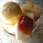 Verjus - プチデザート（アイス・白ワインのブラマンジェ・りんごのケーキ）
