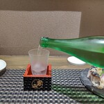 Izakaya Katsugiya - お酒注いでもらいます。