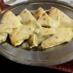 ザ・エベレスト - チーズナン@550円