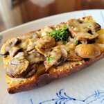 ヤキチ - 料理写真:マッシュルームガーリックトースト。秋の新作ですかね？