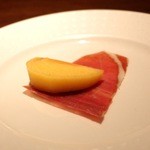 秋田県産三元豚の原木生ハムと次郎柿
          