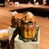 マキノンチ - ①【アミューズ】
                  ・逆さカヌレ、香箱蟹とフィンガーライムのせ