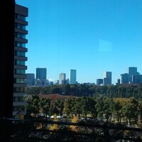 Wattle Tokyo - 左寄りの中央に白い雪を被った富士山が見えます。