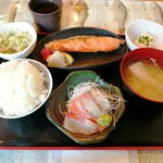 タカマル鮮魚店 - 焼鮭定食(500円)