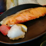 タカマル鮮魚店 - 立派な焼鮭。明太子付き