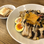 コザル - 熊本地鶏のタンドリーチキンとキノコのガーデンサラダ
