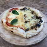 かねよ食堂・カフェ・アートスタジオ - マルゲリータ と自家製若布の佃煮ときのこのピザ　　　　　　1,375円