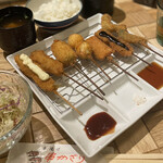 Kushiage Kushikazari - 【串かつ定食】
                        ごはん、味噌汁、サラダ付き(ごはんおかわり無料)
                        ・きす
                        ・牛
                        ・ピーマンの肉詰め
                        ・うずらの卵
                        ・かぼちゃ
                        ・こんにゃく
                        ・海老のしそ巻
                        ・トンヒレ(先に食べてしまいました…)
                        