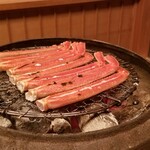 緒方 - ⑦炭火焼き間人蟹(3番脚)(京都府間人産)
      緒方大将は蟹を焼いている時は寡黙( *´艸｀)
      それほど集中して焼かれています