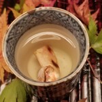 緒方 - ⑧間人蟹(京都府間人産)の蟹酒
      熱めの燗酒でジワッと蟹の旨みが出てます
      蟹を食べつつ蟹酒をチビチビ
      口腔内が蟹の津波に洗われますねー！