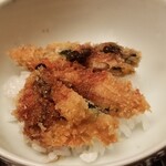 緒方 - ⑭牡蠣(北海道サロマ湖産、1年牡蠣)フライ載せご飯
      産卵期は初夏~夏、旬は秋~春
      牡蠣は通常3年~4年の出荷ですが1年ものをフライで
      サッパリと軽やかなコクと旨み、サクサクと頂きました