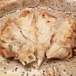 緒方 - ⑤炭火焼き間人蟹(胴体)(京都府間人産)
      胴体は大きいので4つに切って提供
      しっかり火入れが入ってる部分とミディアムレアの部分があるのですが、どちらも美味しい
      焼きムラでなく、グラデーションなんです