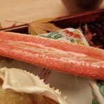 緒方 - ⑪炭火焼き間人蟹(4番脚)(京都府間人産)
      最後は蟹味噌酒をタレにして焼き松葉蟹を楽しみます
      しっかり焼いた2番脚、酢橘の爽やかな3番脚、蟹味噌で濃厚の4番脚と飽きる暇もありません