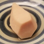 緒方 - ⑫煮海老芋(大阪府富田林産)、利尻昆布と鰹節出汁
      旬は晩秋～冬
      薄味の出汁で味付けされた海老芋は型崩れしていないけれど裏漉ししたかのように軟らかい
      口に入れると溶け出して優しい甘みが拡がります