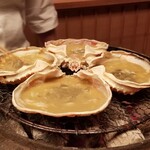 緒方 - ⑩間人蟹(京都府間人産)の蟹味噌酒
      酒、味醂、そして蟹味噌、炭火で加熱し円やかに整えます
      (´ρ`)