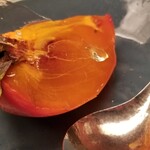 緒方 - ⑰代白柿(奈良県西吉野産、京都で渋抜き)
      シャーベットにして食べる甘いゼリー状のとろける果肉で、京都の秋の風物詩
      単にデザートも良いけれど、柿をこういう昔からの食べ方で頂けるのも面白い