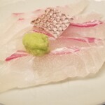 緒方 - ③真鯛(兵庫県明石産、朝〆)、酢橘果汁掛け
      産卵期は春～初夏、旬は秋～晩冬
      コリコリ感がありながらも、脂のりが良く3日寝かせのような旨み&甘み
      数時間で引き出す技に改めて唸る