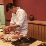 緒方 - ◯間人蟹
      小型底引き網船が5船のみの間人漁港
      その漁場は直ぐ近くで水揚げ当日に市場に並び、究極の鮮度と品質と評されます
      但し冬の日本海は海が荒れるため漁の無い日も多いため幻の蟹とも言われています