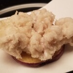 緒方 - ④雲子(真鱈の白子)(宮城県宮古産)の天麩羅
      日戻り操業で漁獲され、洋上で施氷箱詰して水揚げ、刺身に出来る鮮度の良さ
      薄皮の硬さが無くプルプルのトゥルトゥル、揚げ立てのコクのある旨みを堪能！