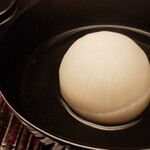 緒方 - ②茹で蕪(京都府産)と利尻昆布&鰹節一番出汁のお椀
      利尻昆布のお出汁は透明感がありながらも輪郭がはっきりしたキレのある味わい
      蕪の煮汁で半分に割ったとは思えない程
      お野菜合わせのお椀だとより良く分かる