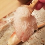 緒方 - ⑨湯引き間人蟹(爪)(京都府間人産)
      多分、出汁で湯引きしたもの
      爪は蟹の華となっており、レアな食感
      何も付けずトゥルっと頂き、透明感のある旨みを楽しみます