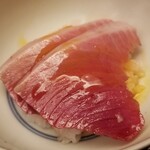緒方 - ⑬やいと鰹(正式名:スマ)(長崎県五島列島産)丼
      産卵期は初夏～夏、旬は秋～春
      鰹とは別の属で身質も異なりやや鮪寄り
      漁獲サイズは小さいですが、中トロのような脂のり、旨みもたっぷりです♪