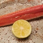 緒方 - ⑦炭火焼き間人蟹(3番脚)(京都府間人産)
      同じく脚ですが酢橘を搾って果汁を垂らすと味わいが爽やかになり、印象がガラッと変化
      当たり前の事を書いてますがキチンと順序立てて味わい尽くさせるのが素晴らしい