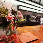 よつば珈琲 - カウンター。　お顔は、ダメよん。