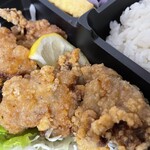 BENTO MEAT DELICA KUDO - からあげ弁当の鶏モモ肉からあげ