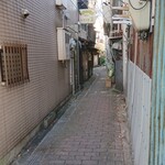 ぎょうざ 湖月 - この路地の奥に