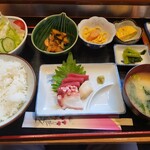 季節料理 三吉 - ランチの刺身定食。小鉢も盛りだくさんで800円はコスパ良すぎ。