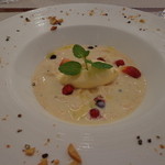 ビストロ ダイア - 紅茶のブランマンジェ、蜂蜜のアイス、回りには丁子、黒胡椒、シナモン