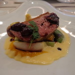 ビストロ ダイア - 北海道滝川産スノーホワイトチェリーバレー鴨のロースト、ハスカップソースが酸味を添えて、下には甘い安納芋のソースと富良野のかぼちゃ（雪化粧）のピューレがあって最高。全てバゲットに塗って食べました。