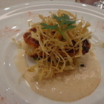 ビストロ ダイア - たらの白子パリパリロースト、牛蒡のフリット。表面はカリカリでトロッとした中身との食感の差が見事です。上には牛蒡のフリットが乗っていてパリパリ感を増しています。