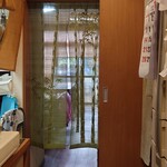 お料理ひろせ - 混雑時は、厨房横のスペースから奥の部屋(土足厳禁)へ案内されます。