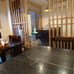 お料理ひろせ - 店内右奥野テーブルから玄関方向。