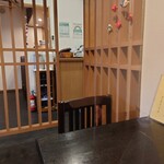 お料理ひろせ - 店内右奥の席から、カウンター席方向。