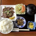 Ooishi - 最初に運ばれてきたのは旦那注文の『牛ハラミ定食(醤油焼き) 1,400円』