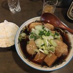 猫八 - キャーーー！！！ラーメン！¥800にチャーシュートッピング¥300で¥1100。
            かなり強気な値段設定(´⊙ω⊙`)
            
            黒いぞ！
            
            しかしネギが多いな。
            ネギ多いと味が変わっちゃうんだよなぁ〜
            
            
            
            