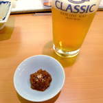 サッポロクラシックとウニの佃煮。佃煮という調理法は珍しい、醤油辛くなく上品な味わいです