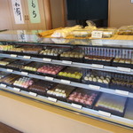 Kikuya Hompo - ショーケースには綺麗な和菓子が並んでいます。