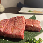 Shinise Seinikuten Chokusou Okazaki Yakiniku Hidagyuunodo Rei - 特選厚切りタンアップ