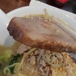 濃厚鶏白湯タンメン まつ井 - 肉厚で大きいチャーシュー
