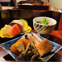 蕎味 櫂 - ③ 八寸
                      ・雲子+モズク酢、
                      ・蕎麦の鯖棒寿司、子持ち昆布、赤蕪
                      ・鴨ロースの塩蒸し、ころ柿+クリームチーズ、厚焼き玉子、ゴリ佃煮